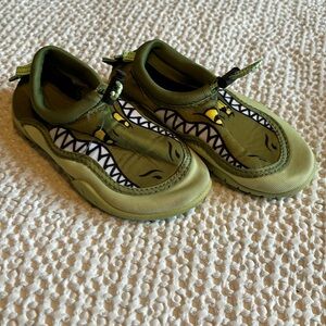 Body Glove Toddler 10 aligator water shoe